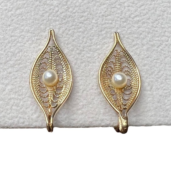 Vintage Sarah Coventry Serene Gold Tone Faux Pearl Leaf Clip on Earrings - Picture 1 of 12